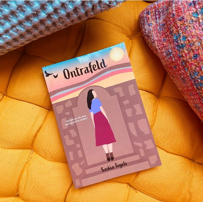 Ontrafeld boek door Saskia Tegels op gele achtergrond